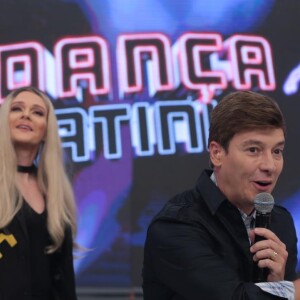 Marília Mendonça cover! De peruca, Michel Teló se transforma cantora com Rodrigo Faro