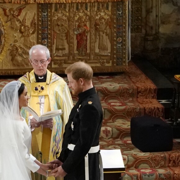 Meghan Markle usou vestidocom véu de 5 metros em casamento com o príncipe Harry