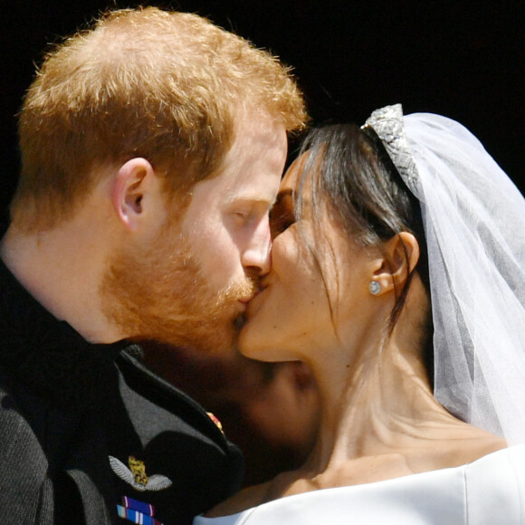 Meghan Markle e o príncipe Harry se beijam após casamento na capela de St. George, em Windson, na Inglaterra, neste sábado, 19 de maio de 2018