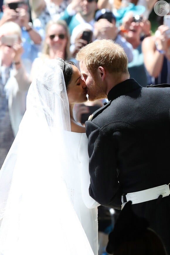Depois do casamento, Meghan Markle e o príncipe Harry deram o primeiro beijo como marido e mulher