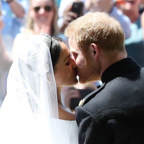 Depois do casamento, Meghan Markle e o príncipe Harry deram o primeiro beijo como marido e mulher