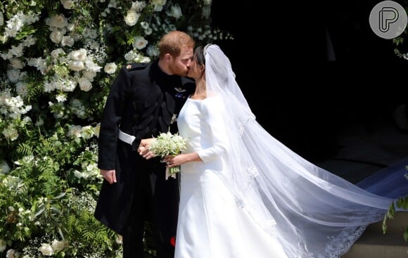 Depois do casamento, Meghan Markle e o príncipe Harry dão primeiro beijo como marido e mulher
