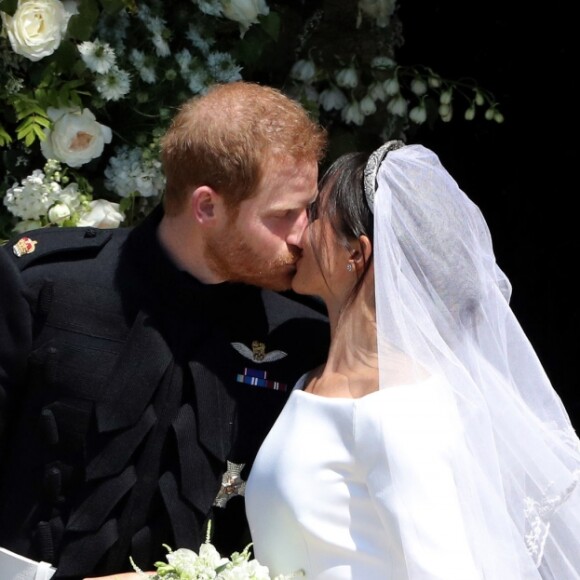 Depois do casamento, Meghan Markle e o príncipe Harry dão primeiro beijo como marido e mulher
