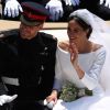 Meghan Markle e o príncipe Harry em cortejo após o casamento em capela de Windsor