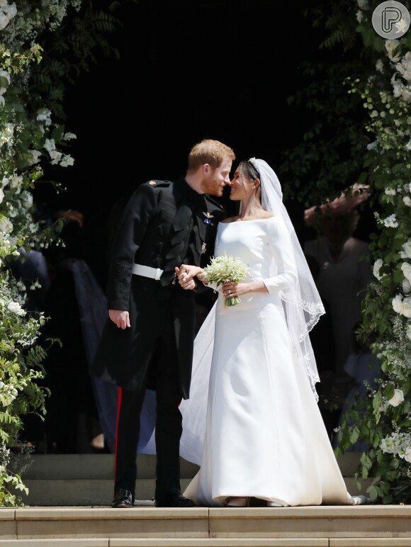 Meghan Markle e o príncipe Harry deixam capela após o casamento
