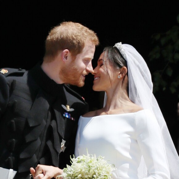Meghan Markle e o príncipe Harry deixam capela após o casamento