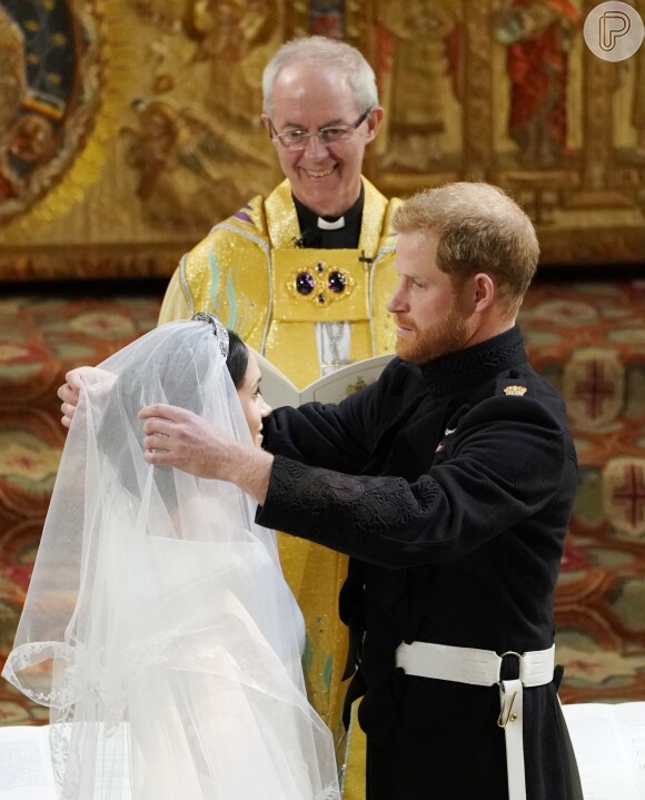 Príncipe Harry recebeu Meghan Markle no altar