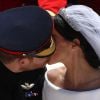 Meghan Markle e o príncipe Harry repetiram beijo durante cortejo após o casamento