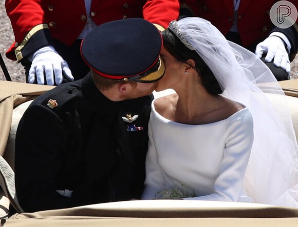 Meghan Markle e o príncipe Harry repetiram beijo durante cortejo após o casamento
