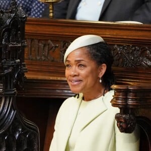 Doria Ragland, mãe de Meghan Markle, se emociona no casamento da filha com o príncipe Harry