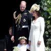 Kate Middleton posou com o vestido-casaco Alexander McQueen ao lado da filha, Charlotte, e do filho George