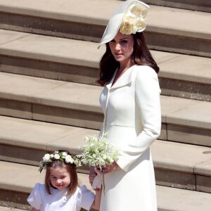 Kate Middleton elegeu sapatos nude Jimmy Choo e chapéu Philip Treacy para o casamento