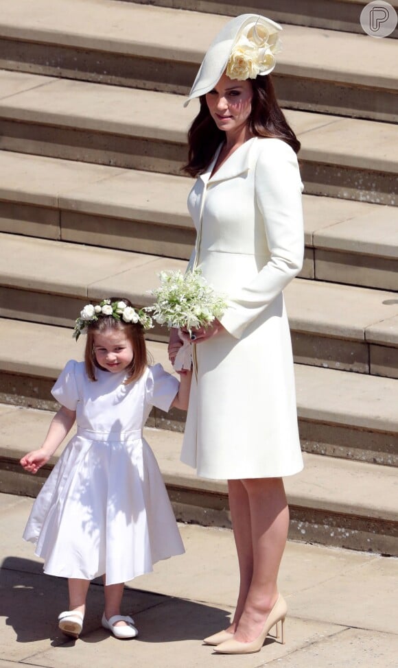 Kate Middleton elegeu sapatos nude Jimmy Choo e chapéu Philip Treacy para o casamento