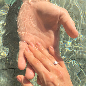 Karina Bacchi mostrou anel de noivado dado por Amaury Nunes