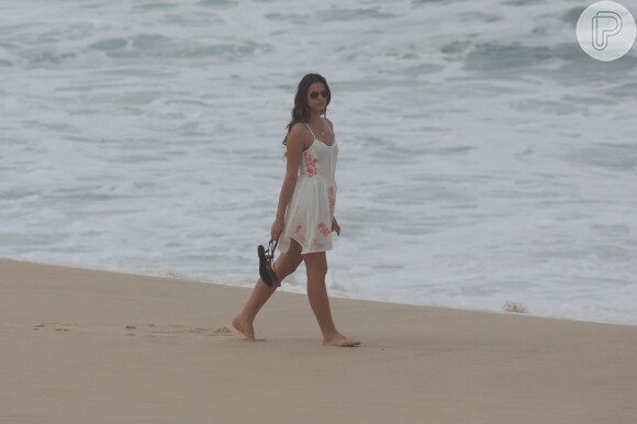Bruna Marquezine caminha na areia da praia durante gravação da novela 'Em Família'