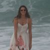 Bruna Marquezine usa vestidinho em gravação de 'Em Família' na praia