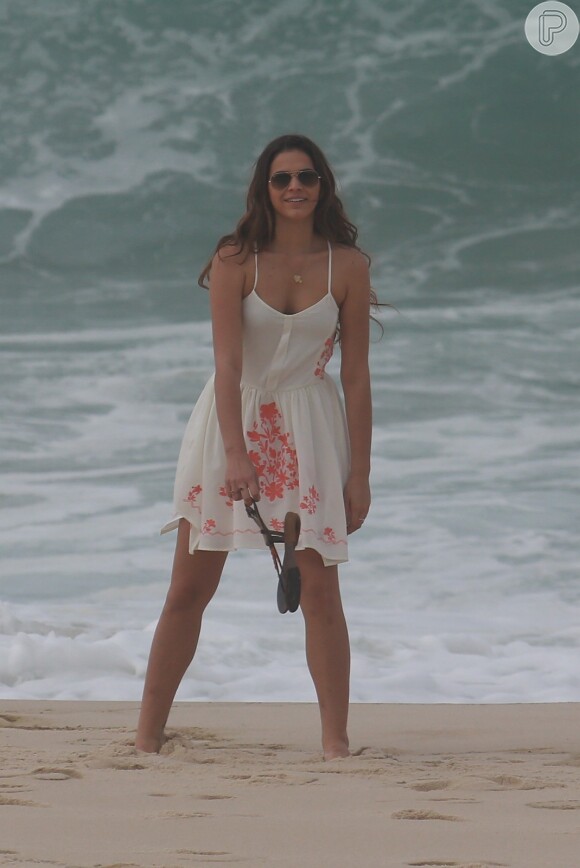 Bruna Marquezine usa vestidinho em gravação de 'Em Família' na praia