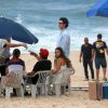 Bruna Marquezine grava 'Em Família' com Gabriel Braga Nunes, na praia do Recreio dos Bandeirantes, na Zona Oeste do Rio de Janeiro (9 de julho de 2014)