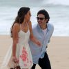 Bruna Marquezine e Gabriel Braga Nunes gravam cenas de 'Em Família' em praia carioca