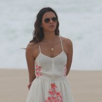 Bruna Marquezine grava 'Em Família' com Gabriel Braga Nunes em praia do Rio