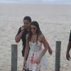 Bruna Marquezine grava 'Em Família' com Gabriel Braga Nunes, na praia do Recreio dos Bandeirantes, na Zona Oeste do Rio de Janeiro (9 de julho de 2014)