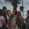 Bruna Marquezine posa sorridente com fãs após gravar cenas de 'Em Família' na praia