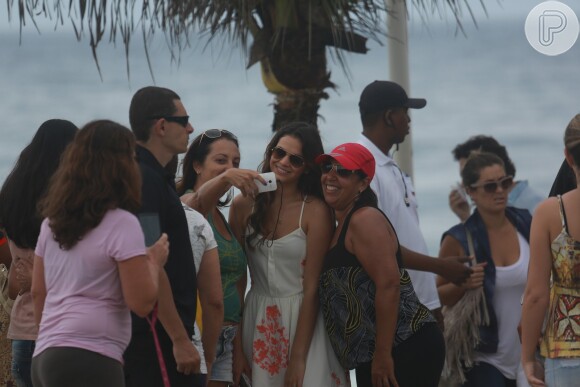 Bruna Marquezine posa sorridente com fãs após gravar cenas de 'Em Família' na praia