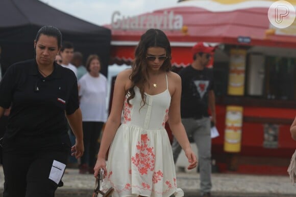Bruna Marquezine caminha com a cabeça baixa após gravação de 'Em Família' na praia