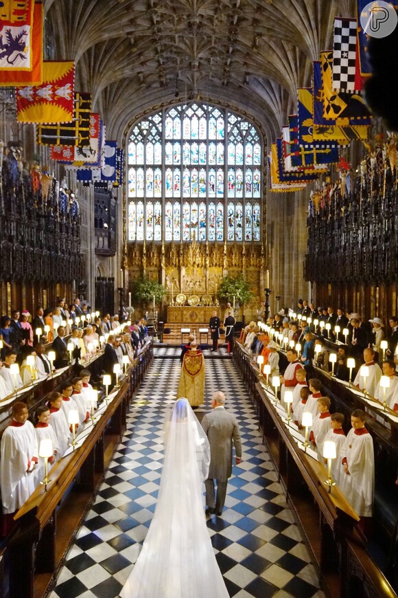 Meghan Markle foi conduzida ao altar pelo sogro, o príncipe Charles, para se casar com o príncipe Harry. Cerimônia foi marcada pela quebra de tradições