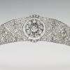Detalhe da tiara de diamante usada por Meghan Markle no seu casamento com o príncipe Harry