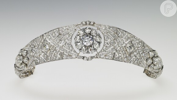 Detalhe da tiara de diamante usada por Meghan Markle no seu casamento com o príncipe Harry