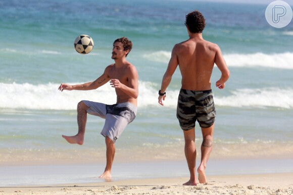 Bruno Montaleone foi flagrado jogando bola junto com amigos na praia