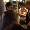 Bruna Marquezine e Neymar são abordados antes de entrar em elevador do shopping