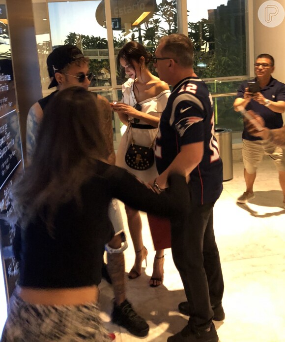 Bruna Marquezine e Neymar são abordados antes de entrar em elevador do shopping