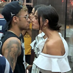 Bruna Marquezine e Neymar foram fotografados durante passeio após almoço juntos