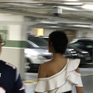 Bruna Marquezine apostou em vestido curto branco para passeio com Neymar