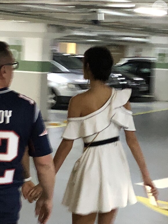 Bruna Marquezine apostou em vestido curto branco para passeio com Neymar