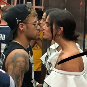 Bruna Marquezine e Neymar trocam carinhos ao passearem por shopping no Rio de Janeiro, em 20 de maio de 2018