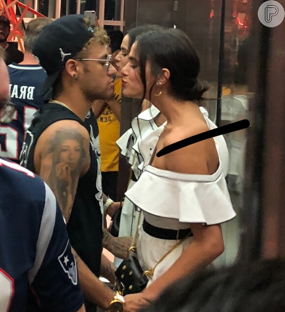 Bruna Marquezine e Neymar trocam carinhos ao passearem por shopping no Rio de Janeiro, em 20 de maio de 2018