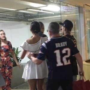 Bruna Marquezine e Neymar são assediados durante passeio