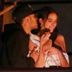 Bruna Marquezine e Neymar curtem show abraçados