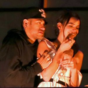 Bruna Marquezine e Neymar curtem show de Thiaguinho, no Rio de Janeiro, em 20 de maio de 2018