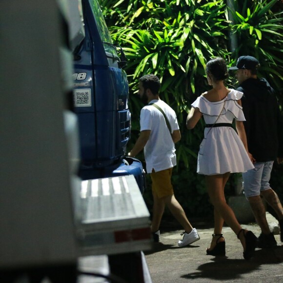 Bruna Marquezine e Neymar deixam show acompanhados de segurança