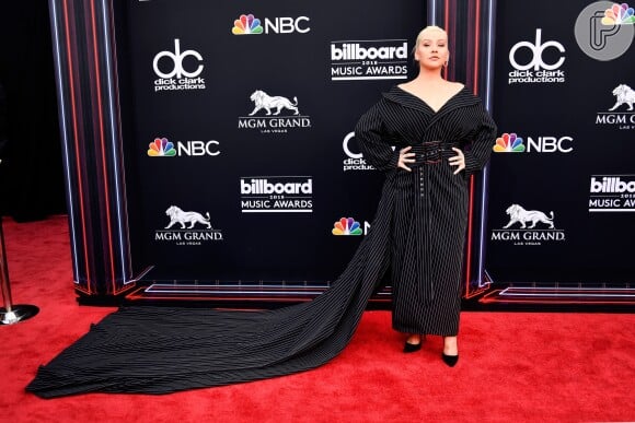 O vestido de Christina Aguilera no Billboard Music Awards possuía uma longa cauda