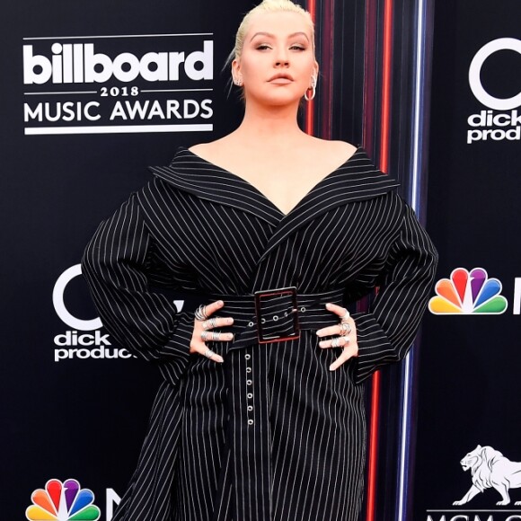 O vestido de Christina Aguilera no Billboard Music Awards possuía uma longa cauda