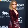 Jennifer Lopez investiu em look Roberto Cavalli com estampa de crocodilo no Billboard Music Awards