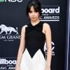 Camila Cabello elegeu vestido bicolor e com franjas para o Billboard Music Awards
