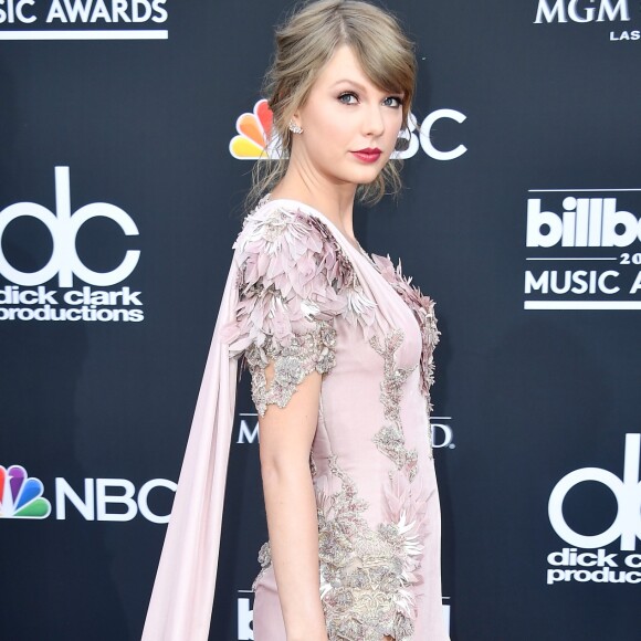 Taylor Swift investiu em uma fenda poderosa no Billboard Music Awards, em Las Vegas, no domingo, 20 de maio de 2018