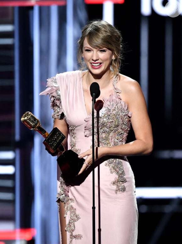 Taylor Swift ganhou dois prêmios no Billboard Music Awards: Artista Feminino e Álbum mais vendido com 'Reputation