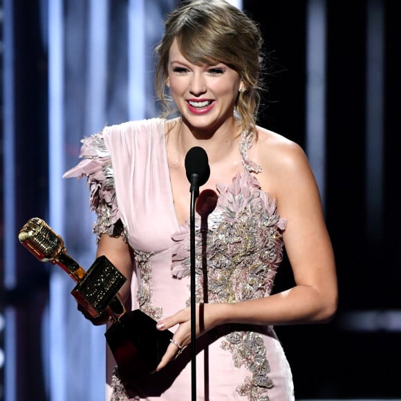 Taylor Swift ganhou dois prêmios no Billboard Music Awards: Artista Feminino e Álbum mais vendido com 'Reputation